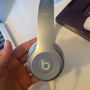 WHITE BEATS BY DRE SOLO WIRELESS HEADPHONES